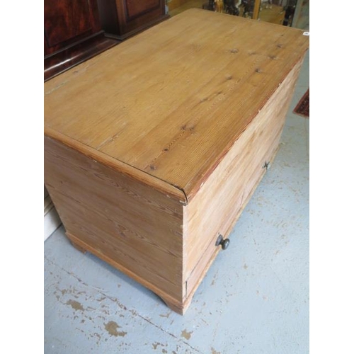 105 - A 19th century stripped pine mule chest with 2 base drawers, 68cm tall x 101cm x 57cm