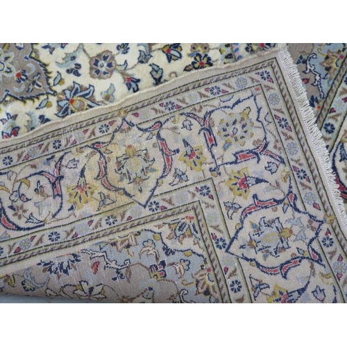 186 - A hand knotted woollen fine Kashan rug, 2.10cm x 1.48cm, generally good, some wear to fringes