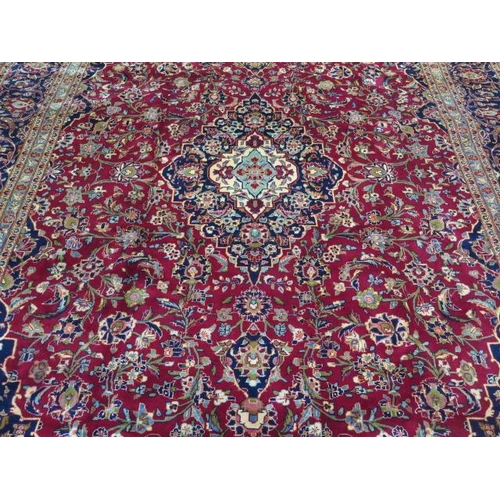 194 - A hand knotted woollen Kashan rug, 3.95m x 2.95m, in good condition