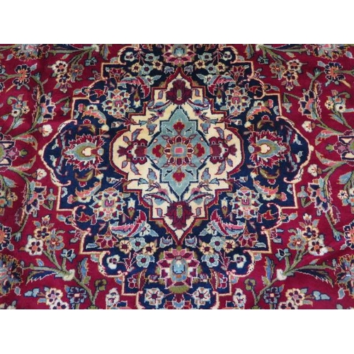 194 - A hand knotted woollen Kashan rug, 3.95m x 2.95m, in good condition