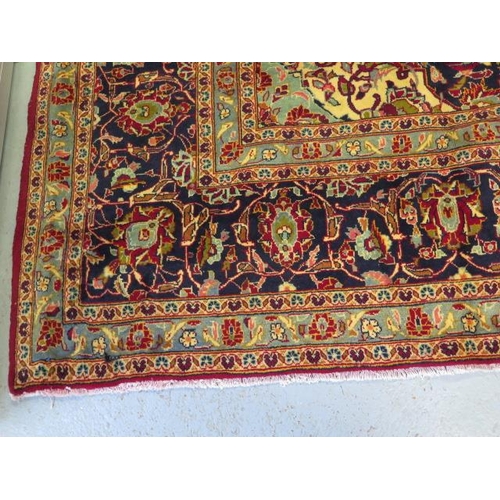 194 - A hand knotted woollen Kashan rug, 3.95m x 2.95m, in good condition