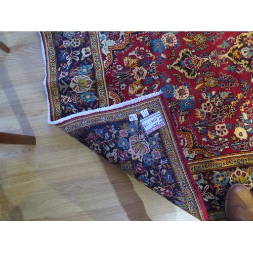 201 - A hand knotted woollen Kashan rug, 2.15m x 1.35m, in good condition