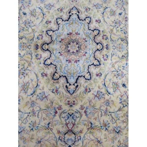 202 - A hand knotted woollen Tabriz rug, 1.64cm x 1.00m, generally good