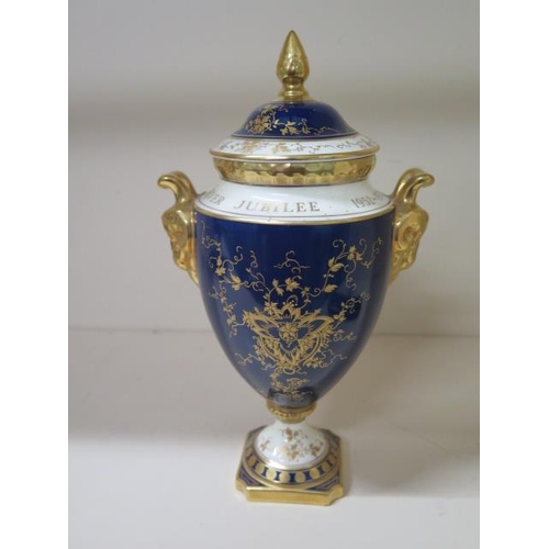 305 - A Coalport Silver Jubilee lidded vase, 24cm tall, in good condition