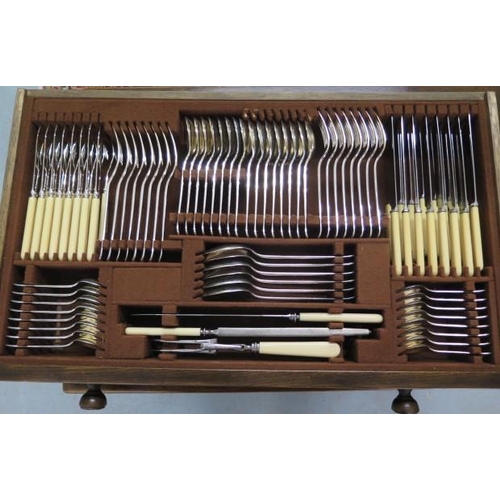 An oak table canteen of Elkington Monarch plated cutlery, 8 setting, complete with 6 silver golfing spoons, approx 2.6 troy oz, and other plated spoons