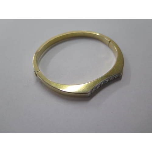 475 - A 14K yellow gold diamond hinged hollow bangle, approx 12.3 grams, internal 5.5cm x 4.8cm, in good c... 