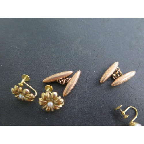 490 - 4 x 9ct gold pendants, a pair of 9ct cufflinks and 2 pairs of 9ct earrings, total weight approx 21 g... 