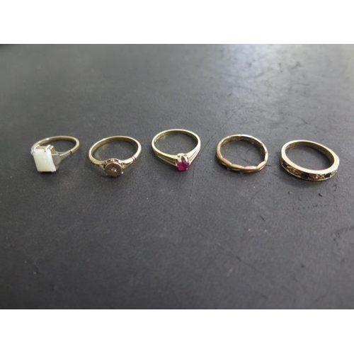 495 - 5 x 9ct gold rings ranging in size from K to P, total weight approx 10.6 grams