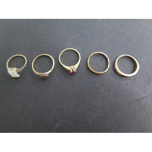 495 - 5 x 9ct gold rings ranging in size from K to P, total weight approx 10.6 grams