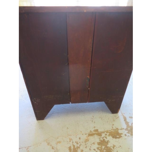 89 - A mahogany 4 drawer chest on splayed bracket feet, 78cm tall x 68cm x 46cm