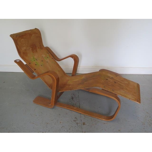 64 - A Marcel Breuer design bent ply Birch long chair frame after the original design made for Isokon, pr... 