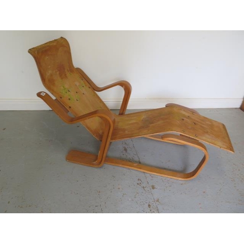 64 - A Marcel Breuer design bent ply Birch long chair frame after the original design made for Isokon, pr... 