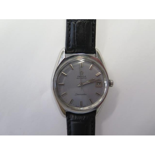 668 - An Omega automatic stainless steel Seamaster date wristwatch with a grey dial on a leather strap, 35... 