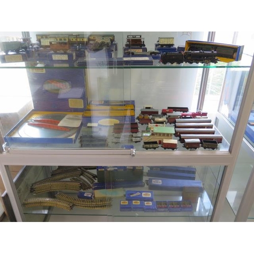 753 - A good collection of Hornby Dublo rolling stock, 2 locos track and turntable, please see images for ... 