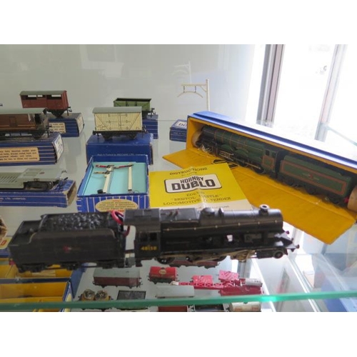 753 - A good collection of Hornby Dublo rolling stock, 2 locos track and turntable, please see images for ... 