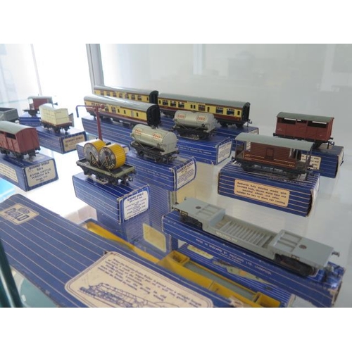 753 - A good collection of Hornby Dublo rolling stock, 2 locos track and turntable, please see images for ... 