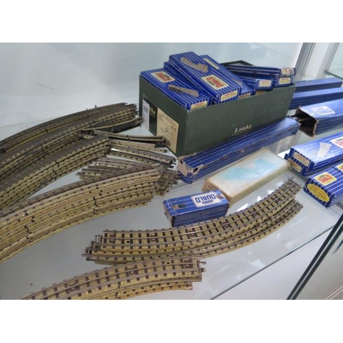 753 - A good collection of Hornby Dublo rolling stock, 2 locos track and turntable, please see images for ... 