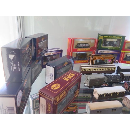 756 - A collection of 00 gauge rolling stock, some boxed to include Dapol, Hornby, Airfix, Bachmann, pleas... 