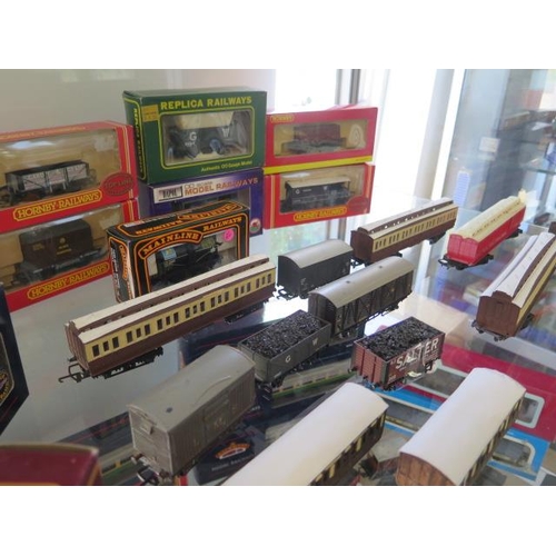 756 - A collection of 00 gauge rolling stock, some boxed to include Dapol, Hornby, Airfix, Bachmann, pleas... 