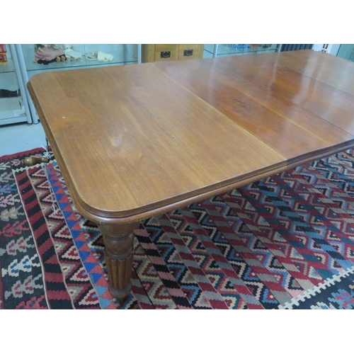 57 - A 19th century mahogany wind out dining table with 2 leaves on turned reeded legs, 73cm tall, 117cm ... 