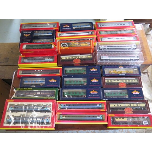 774 - A good collection of 00 gauge boxed rolling stock, coaches, including Bachmann, Hornby, Top Link, 29... 