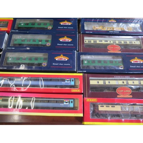 774 - A good collection of 00 gauge boxed rolling stock, coaches, including Bachmann, Hornby, Top Link, 29... 