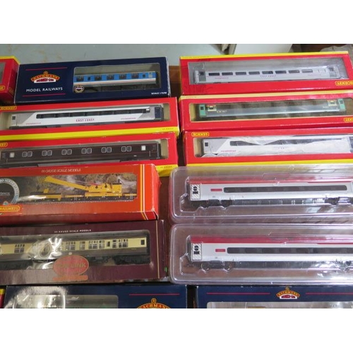 774 - A good collection of 00 gauge boxed rolling stock, coaches, including Bachmann, Hornby, Top Link, 29... 