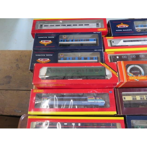 774 - A good collection of 00 gauge boxed rolling stock, coaches, including Bachmann, Hornby, Top Link, 29... 