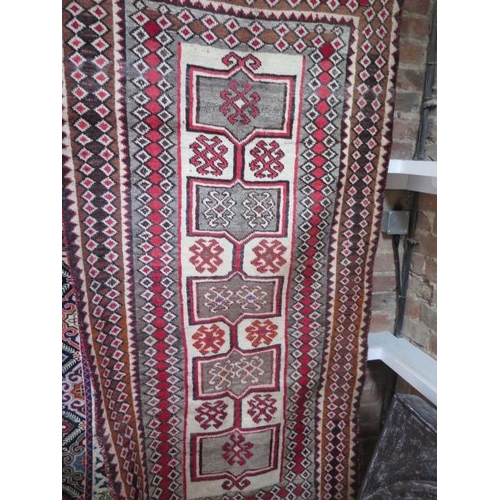 210 - A hand knotted woollen Shiraz rug, 1.90m x 1.00m