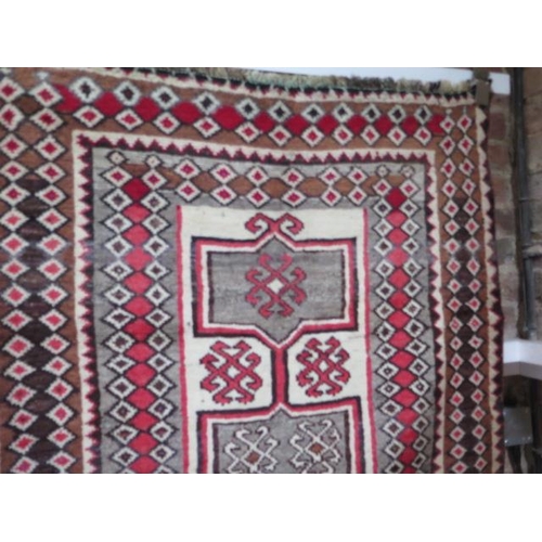 210 - A hand knotted woollen Shiraz rug, 1.90m x 1.00m