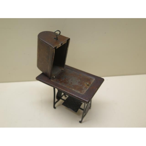 328 - An early 1900's tin plate money box in shape of Singer Treola sewing machine with key, 13.5 cm tall ... 