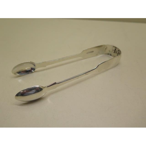 416 - A pair of fiddle pattern sugar tongs, 14.5cm long, London 1815 WB William Bateman, approx 1.6 troy o... 