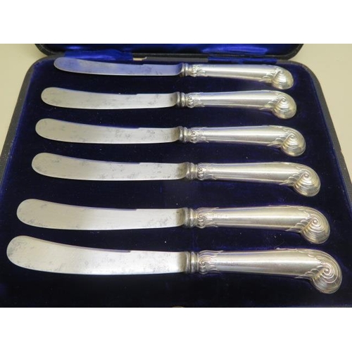 429 - A silver handled set of 6 butter / dessert knives with pistol handles in original box, each 14.5 cm ... 