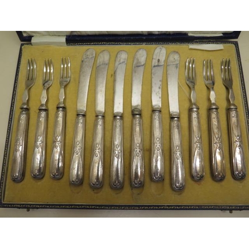 430 - A set of 6 dessert knives, 6.5cm long, and 3 prong forks, 6cm, in original blue box, silver handles ... 