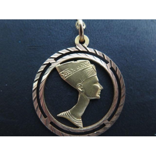 461 - An 18ct yellow gold Egyptian head pendant, 35mm diameter, on an 18ct 50cm chain, total weight approx... 