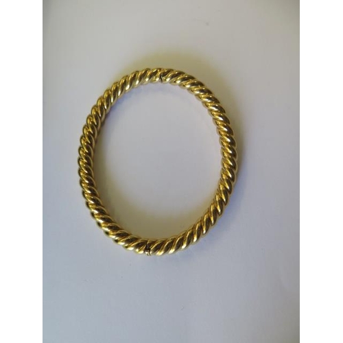 491 - A hallmarked 18ct 750 rope twist hinged bangle, 7cm x 6cm external, approx 31.8 grams, good conditio... 