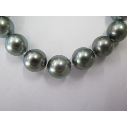 496 - A black Thaitian pearl bracelet with 18ct white gold catch, 20cm long, pearls approx 10 to 11mm, goo... 