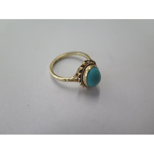 527 - A 9ct hallmarked yellow gold turquoise ring, size O/P, approx 2.7 grams, in good condition