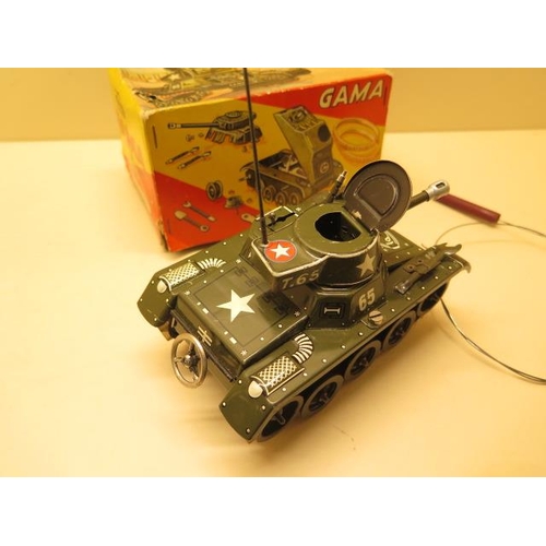 746 - A Gama tinplate clockwork Montage - Tank, 16cm long, boxed, motor runs, guns action, track does not ... 