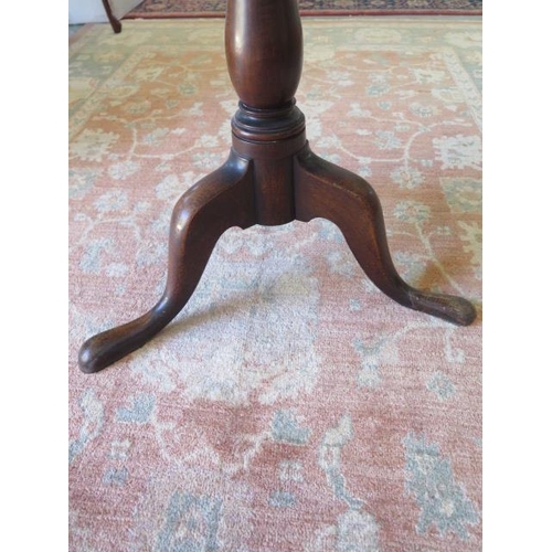 86 - A Georgian mahogany tilt top side table on a turned column and tripod base, 70cm tall x 89cm diamete... 