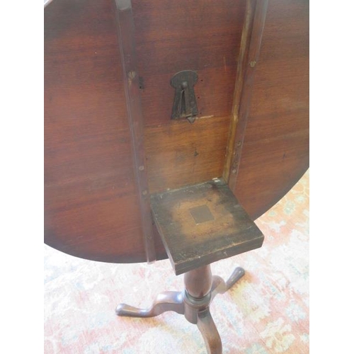 86 - A Georgian mahogany tilt top side table on a turned column and tripod base, 70cm tall x 89cm diamete... 