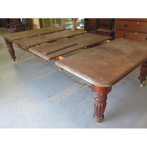 57 - A good quality mahogany windout dining table with two leaves on five turned and reeded legs, 152 cm ... 