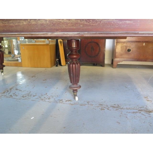 57 - A good quality mahogany windout dining table with two leaves on five turned and reeded legs, 152 cm ... 