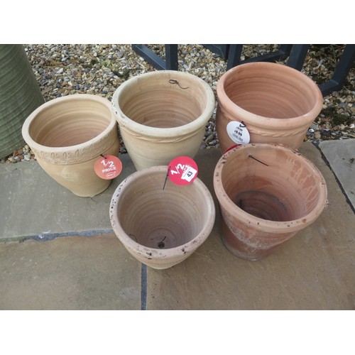 43A - 5 assorted frost proof garden planters, tallest 29cm
