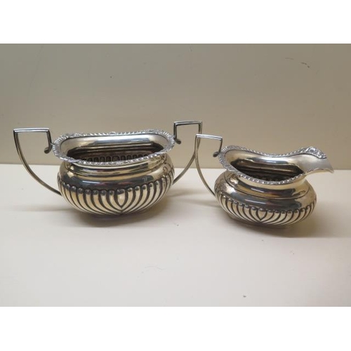 514 - A silver milk jug and sugar bowl Chester 1915/16 GNRH no engraving - approx weight 13.6 troy oz