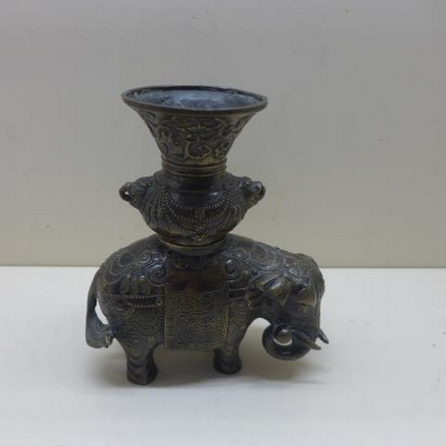 221 - A Chinese bronze Elephant censor - Height 18cm