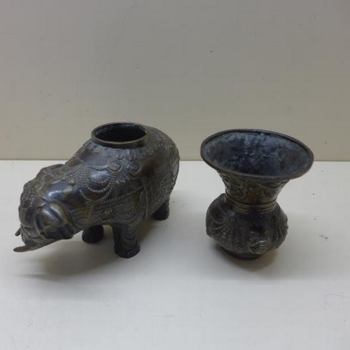 221 - A Chinese bronze Elephant censor - Height 18cm