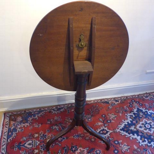 32 - A Georgian mahogany tilt top side table on a turned colomn and downward splayed tripod base - Height... 