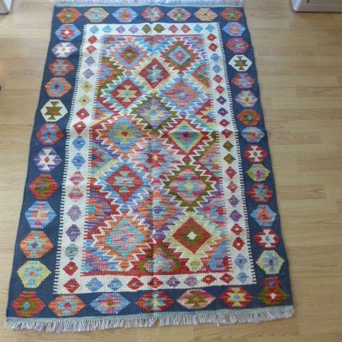 133 - A hand knotted woollen Chobi Kilim rug - 158cm x 105cm