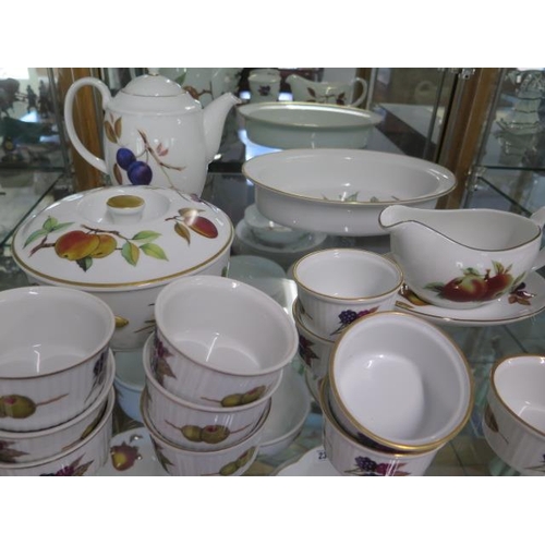 230 - An Evesham Worcester part dinner service six setting - approx 50 pieces - all generally good, some w... 